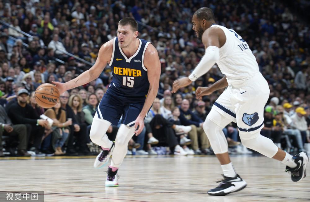 两位年轻选 两位年轻选